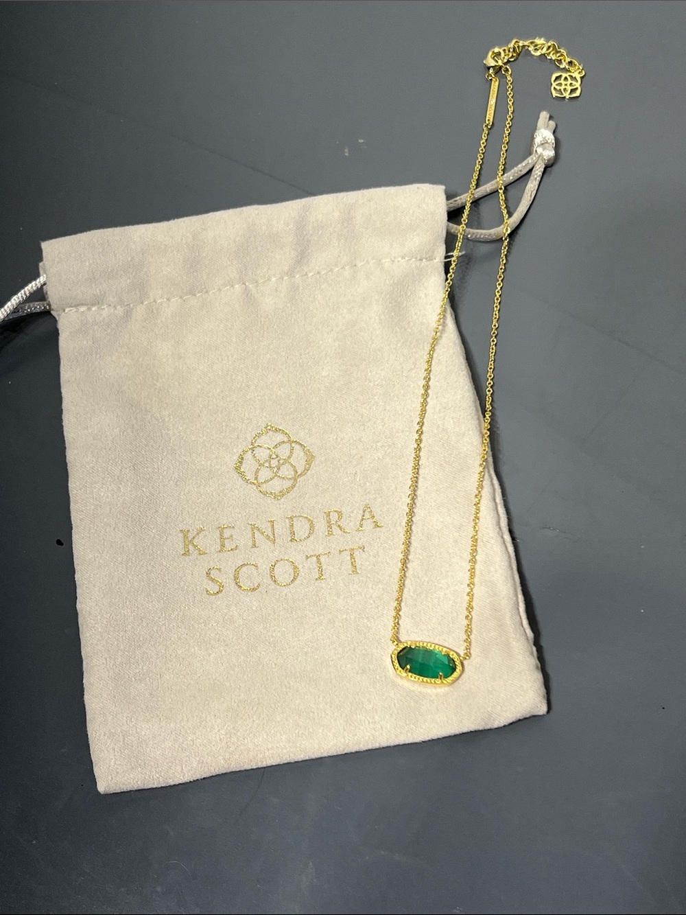 Kendra Scott - Elisa Gold Pendant Necklace in Emerald Cat’s Eye